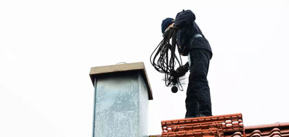 Ramonage de cheminée par le toit 