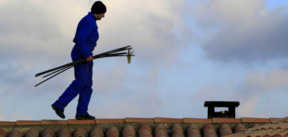 Ramonage de cheminée par le toit 